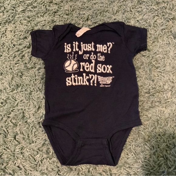 ⭐️ 5 for $15 NY Yankees vs Red Sox Onesie - Picture 1 of 4